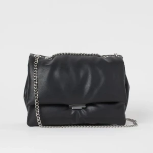 Väska med kedja - Säljer denna väska med silverkedja💓