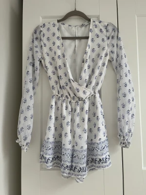 Klänning - Söt byxklänning till sommaren. Den har spänne så man kan välja om man vill ha den öppen eller stängd. 