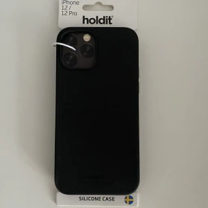 Mobilskal Holdit  - Helt nytt mobilskal från Holdit i färgen svart! Skalet passar till iPhone 12 och 12 pro 🤭