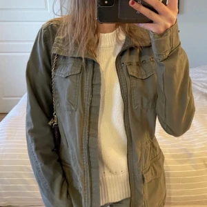 Grön jacka med nitar! - Snygg grön jacka med nitar, andvänd endast ett fåtal gånger då den inte kommer till andvändning, i st m men sitter som en s