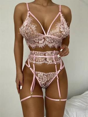 Rosa spets 3-delat set - Aldrig använt. Säljer pga fel storlek.  Passar en Medium. onesize