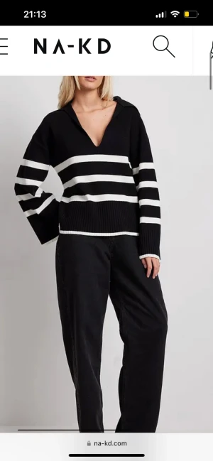 Randig tröja - Säljer denna tröjan från NA-KD moa Mattson. Storlek M. Andvånd en gång🥰 köpte för 599 säljer för 450 kr