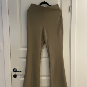 Kostymbyxor - Kostymbyxor med dragkedja, helt oanvända med prislappen kvar. Shapingeffekt i midjan.