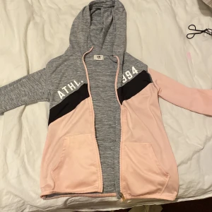 Flis:)💗 - Superfin tränings flis! Börjar bli för liten för mig så säljer. Fått för 2 år sedan💗💗💗