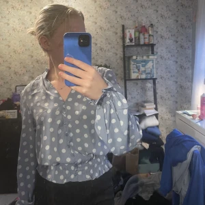 Blus/topp - Säljer kläder pga utresning, fint skick köparen står för frakt💙 Blå med vita prickar, blus/topp använd 1 gång. 