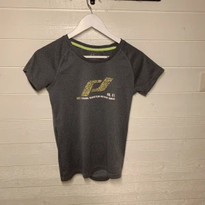 Fina träningströja - Fin grå träningströja i luftigt och tunnt material! Perfekt för all sort idrott!