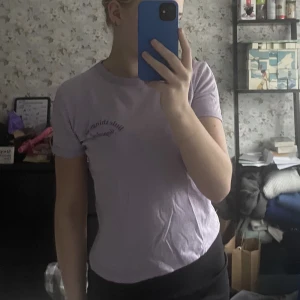 Lila tröja från Zara - Säljer kläder pga utresning, fint skick köparen står för frakt💙 Tröja från zara i S