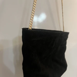 Väska - Säljer nu en superfin svart väska som passar till alla outfits🌟🌟 skriv för mer info❤️