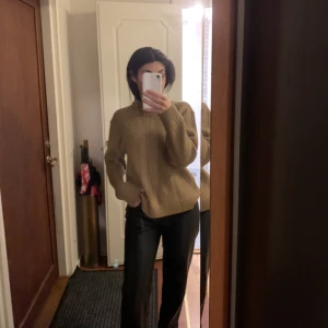 Underbar stickad tröja - Fin vintage brun stickad tröja med mönster i materialet. Pösigare passform och passar perfekt nu i kallare årstider. Är storlek xxl men passar mig med storlek m.  Knappt använd ej nopprig.  Nypris 1300 säljs för 300kr