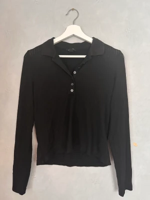 Tröja - Jättefin tröja från monki med krage! Så simpel men fin! Skriv privat för bild på💋🫶🏼