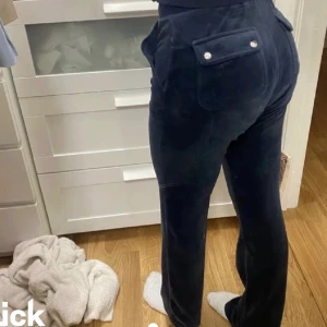 Night sky juicy couture - Intresse koll På mina marinblå juicy couture byxor i färgen night sky dom är i st XXS.dom är lite sönder  där nere vid fötterna men inget som syns❤️köpare står för fraktskriv privat för fler bilder.dom 2 första bilderna är Lånade❤️kan även byta 