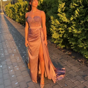 Festklänning  - Snygg festklänning till salu. Använd endast en gång och är i väldigt bra skick! Nypris 4500kr. Priset går att diskutera vid snabb affär. Storlek 34/XS