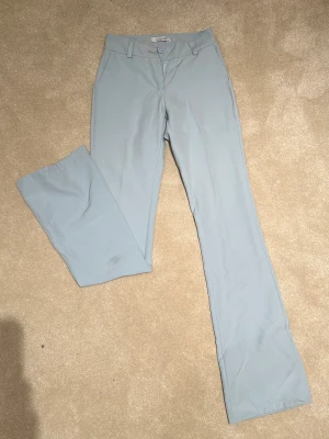 Blåa kostymbyxor  - Säljer dessa supersnygga blå kostymbyxor. Dem är exakt samma modell som de svarta bara i en annan färg. Perfekt nu till våren och knappt använda 💕