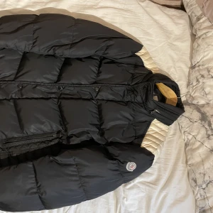 Moncler Austin Down jacket - Skrynklig luva pga förvaring. Fixar fler bilder och garantin av autenticitet vid behov Retail:10000kr Köpt:Vinter21 Size:4 eller M/L herr Kvalitet:8/10 Tjock och välisolerad jacka som passar till allt. Har använt den enstaka gång.  Flaws: saknar Catoon 
