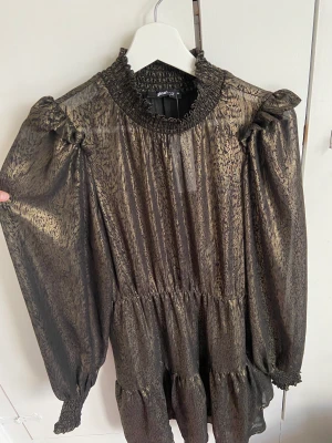 Klänning - Mesh klänning från Gina i guldfärg. Känns väldigt exklusiv i både material o färg.
