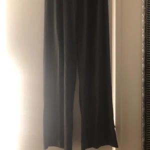 Kostymbyxor - Gråa kostymbyxor i stolen Xs ifrån bikbok.