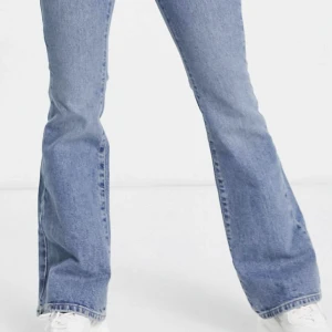 Jeans - Sprillans nya lågmidjade bootcut jeans från New Look!! Slutsålda, nypris 499kr. Säljer för 150kr plus frakt!🫶Passar mig som är en XS/S. Skriv för fler bilder/frågor!!