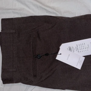 Kostymbyxor oanvända - Kostymbyxor från Nelly MAN Fel storlek, glömde lämna tillbaka. Ordinarie pris: 600 Skick 11/10