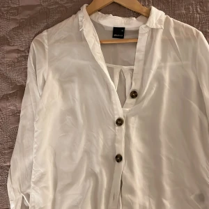 Vit skjorta från Ginatricot! Strl 36 - Tunn, viskos sommarskjorta från Gina med bruna stora knappar! Endast använd 3-4 gånger, Strl 36