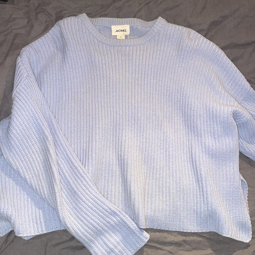 Ljusblå stickad tröja ifrån Monki, köpt här på Plick men är i väldigt bra skick . Stickat.