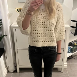 Stickat tröja från zara - Stickat tröja från zara i storlek M. Är i perfekt skick. Kontakta för mer info❤️betalaren står för frakt 