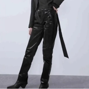 Glansiga jeans - Säljer dessa superfina glansigs midwaist jeans från zara. I strl 38 och passar 36/38 då jag satt en extra knapp i midjan så de kan bli mindre. Superfina men de har blivit för stora för mig och har samma byxor i annan storlek. De har slits nere vid benen. 