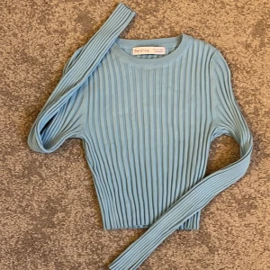 Topp - Blå tröj från bershka. Bilden ger inte tröjan rättvisa då armarna ser väldigt små ut, den är superstretchig! Aldrig använd. Privat för fler bilder:)