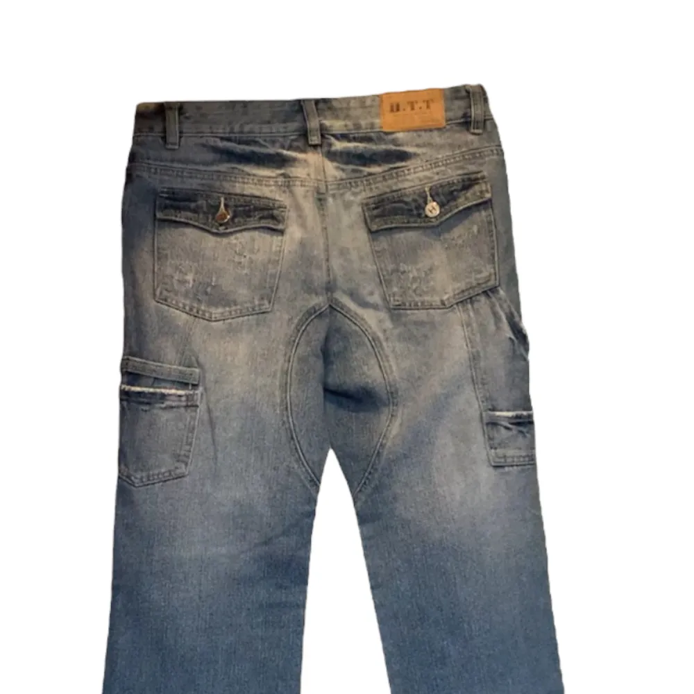 Jättefina lågmidjade bootcutjeans med cargodetaljer o fickor. Tyvärr för små så kan inte visa på! MÅTT: midja 79, innerben 80. Frakt 66 kr, dm för frågor!. Jeans & Byxor.