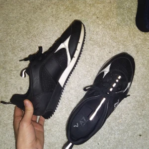 Ea7 Emporio armani - Ea7 Emporio Armani näst intill nyskick. Använda kanske två gånger. Storlek 44. Nytt pris 2500. Reflexer på skorna designade.