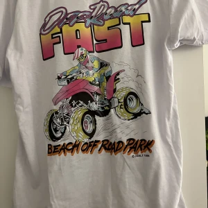 Tröja med tryck  - Säljer denna tröja med coola tryck som knappt är använd. Andra bilden är framsidan. Oversize!! Köpt för 110 kr🌸