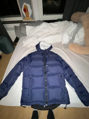 D.brand jacka - Marinblå jacka från D.brand! Sparsamt använd. Storlek M