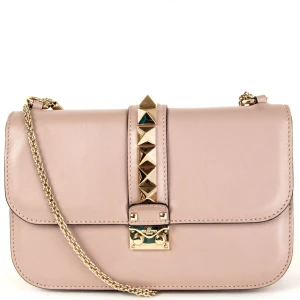 Valentino Glam lock bag - intressekoll på denna så snygga valentino glam lock  i en ljusrosa/beige färg. Väldigt fint skick skulle säga 8/10, inga skador, endast några små repor på insidan och lite små på lädret. Nypris ca 25 000 kr. ❤️❤️❤️