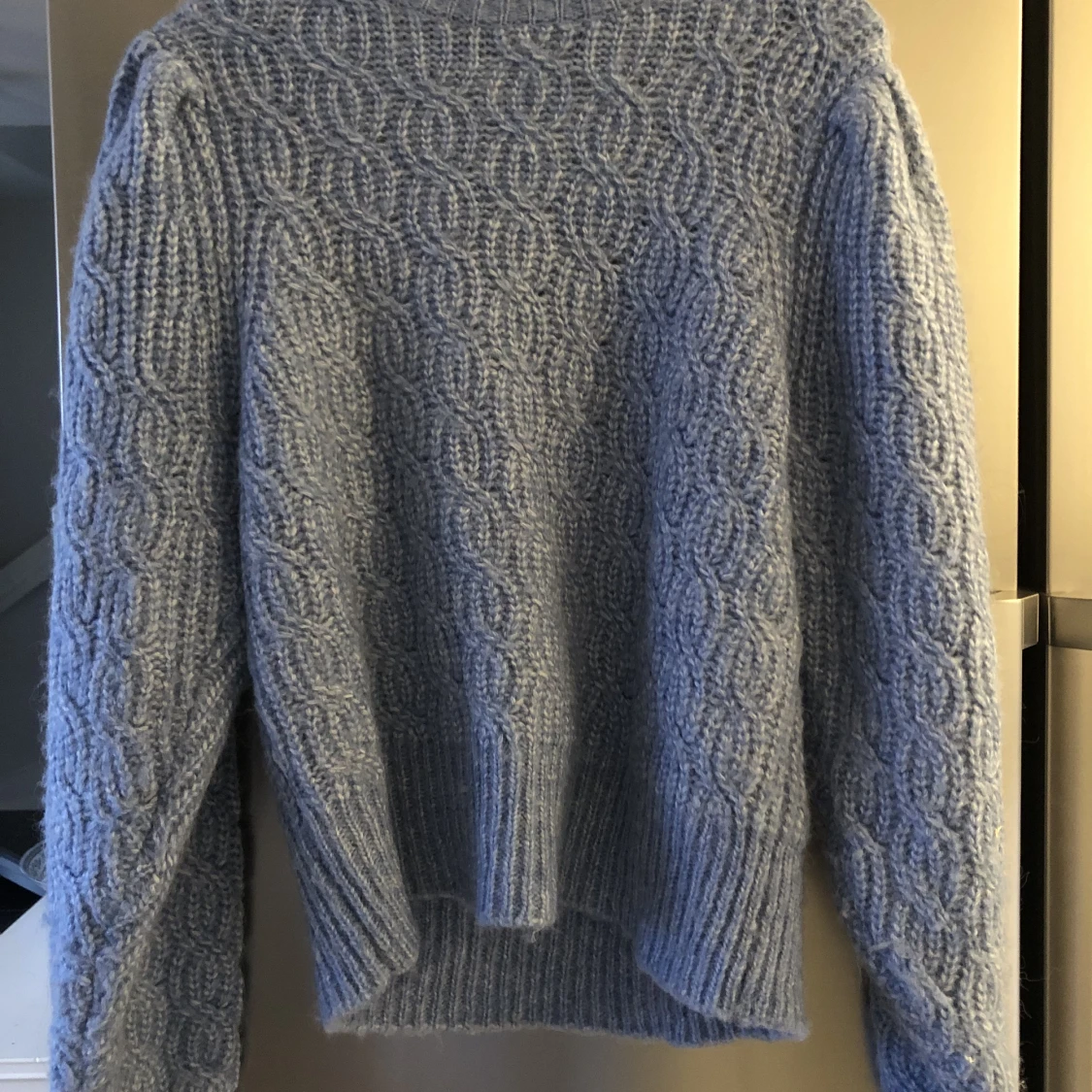 blå stickad tröja