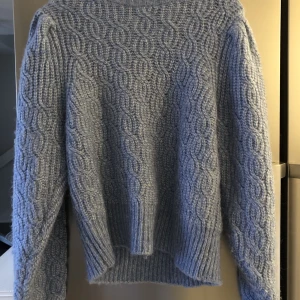 blå stickad tröja - hur mjuk och skön som helst, men säljer då den är lite stor för mig. köpt på Mango och den är endast testad Hör av er för mer info