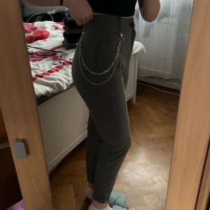 Kostym byxor - Sköna kostymbyxor med kedja. Också stretchiga passar till både S och M