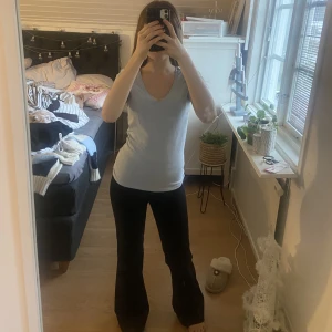 Ljusblå v-ringad t-shirt - Blå