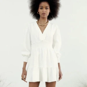 Vit zara klänning  - En vit linne klänning från zara. Endast använd en gång på skolavslutningen i somras. Skriv om du vill ha mer bilder🫶🏻