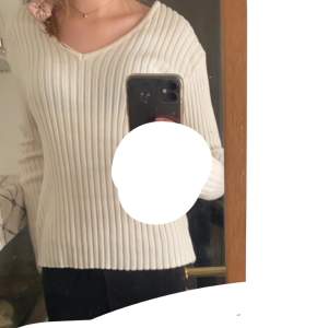 Super fin vit långärmad tröja från HENNES collection ❤️ Står inte vad för storlek det är men skulle säga att XXS-M. Frakt tillkommer! 💕