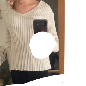 Långärmad tröja  - Super fin vit långärmad tröja från HENNES collection ❤️ Står inte vad för storlek det är men skulle säga att XXS-M. Frakt tillkommer! 💕