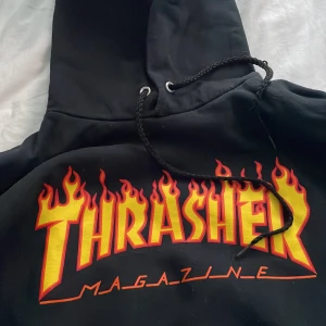 Thrasher hoodie - Svart thrasher hoodie Använts en del men inte på ett tag, inga brister och den är som ny Storlek L  