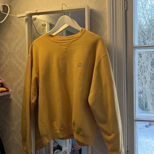 Champion sweatshirt - Hej, säljer min vintage gula Champion sweatshirt💓 Något sliten i slutet av ärmarna men overall bra skick!🫶🏼 Tröjan är i storlek M och även unisex🤍 Köpare står för frakt!❤️‍🔥