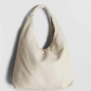 Väska  - Säljer denna väska från gina tricot. Den är helt slutsåld och liknar bottega veneta väskor!❤️‍🔥 Anvönd några gånger bara