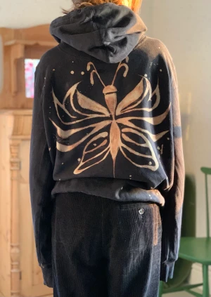 Hoodie - Hoodie med blekt tryck som jag gjort själv . Några blekfläckar på framsidan och därav sänkt pris. 