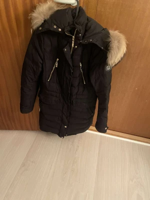 Hollister jacka strolek 36 - Hej, säljer denna jackan för 1300kr och den är köpt för 5000kr. Använder den inte längre. Jackan har även med sig ett bälte! Priset kan diskuteras!