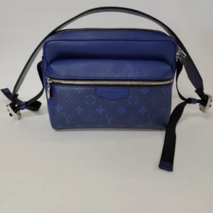 Intresse? - Lv outdoor Messenger bag nypris 20 000kr Condition:9/10 Skriv gärna ifall ni har funderingar över väskan och/eller priset!