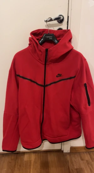 Nike tech fleece  - Säljer min röda Nike tech fleece.