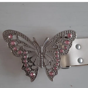 Bälte med fjäril - Jätte gulligt bälte med rosa/silvrig fjäril som spänne. Kommer inte längre till användning. Håller mot högst pris/snabbast affär.