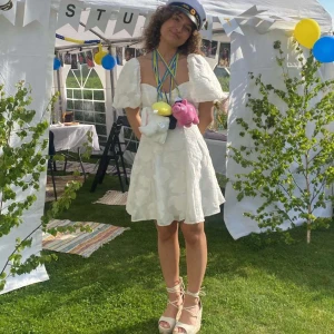 Studentklänning - En jättefin studentklänning som jag endast användes på min mottagning. Nypris 500kr