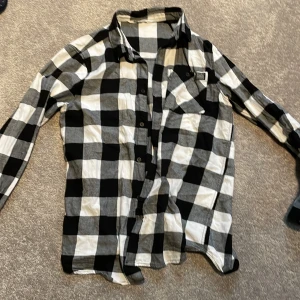 H&M overshirt - Aldrig använd, ny men tyckte inte om färgen!