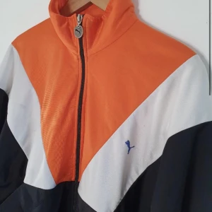 90s jacka  - Skitsnygg 90s vintage jacka. Finns även matchande byxor till den i min profil.